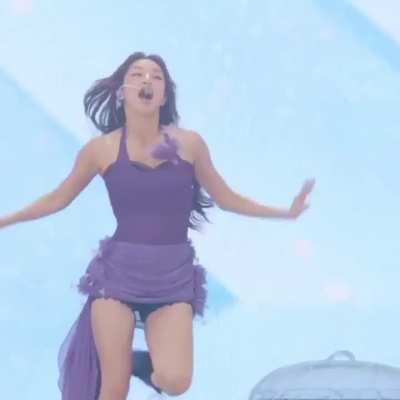 Jihyo throwing some "Killin' Me Good" in the middle of the ment