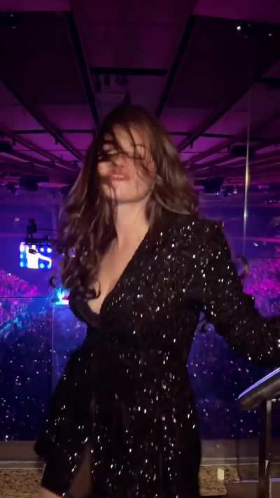 Selena's super sexy dance