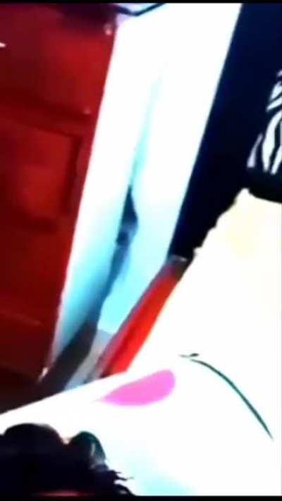 Visita inesperada no quarto.