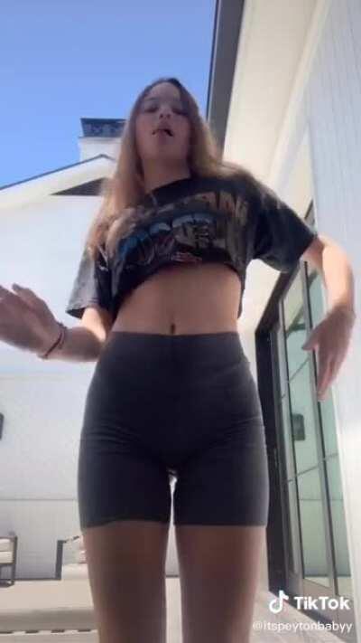 her shit phat 🍑, can see it from the front