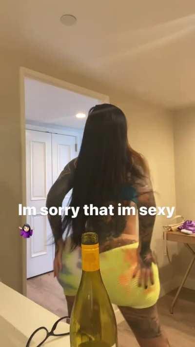 Looking like the Bimbo Queen