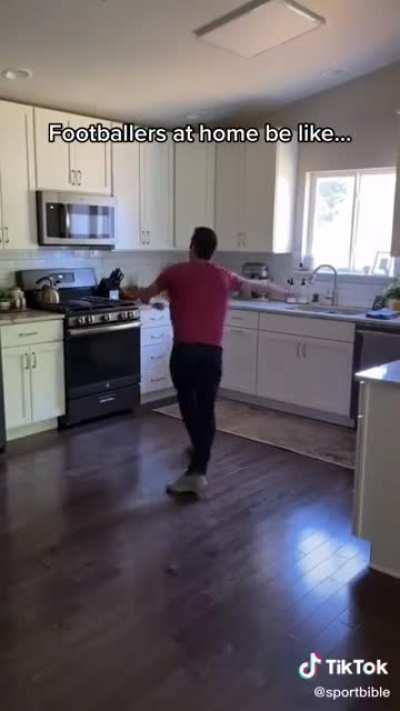 Настоящий футболист даже дома отрабатывает свой скилл.