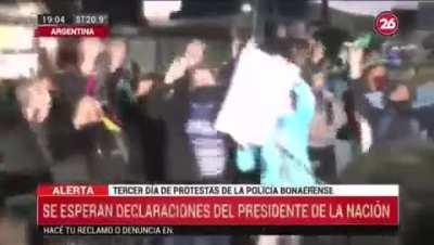 Grabois no habia dicho que iba a ser una marcha con velitas, en paz y distanciamiento social? 🤔