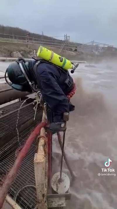 Diving into aerated waste water. Credit to @bmcdiving on tiktok