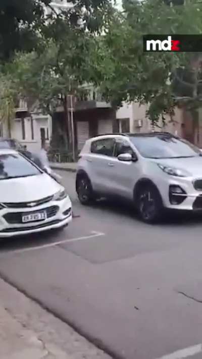 Esta ex si que rompe las bolas, el auto y todo, porque no sabe superar al ex.