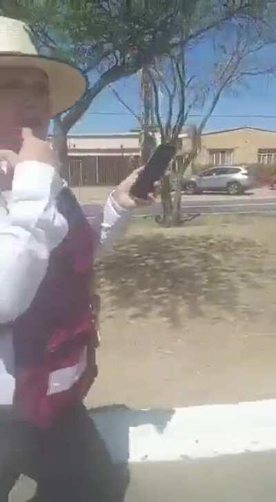 Gente de MORENA “acompañando” a los servidores de la nación