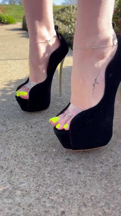 My unreal heels with hot summer pedi 😍