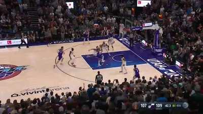 [Highlight] Jordan Clarkson with the floater to put the Jazz up by 4 in the final minute.