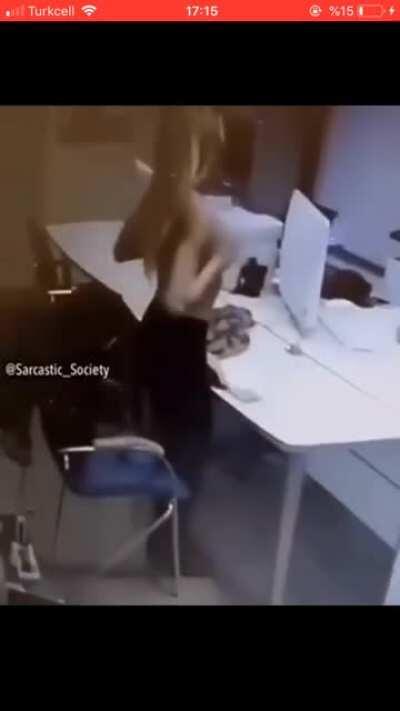 İş başvurusu yapan bir kadın cv’sini gösteriyor oynat bakalım - Alpha Male 3