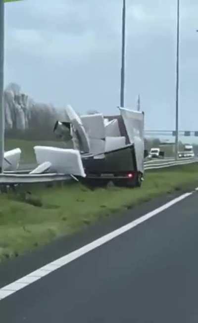 Stormy day in NL, 🔇 overreacted screams