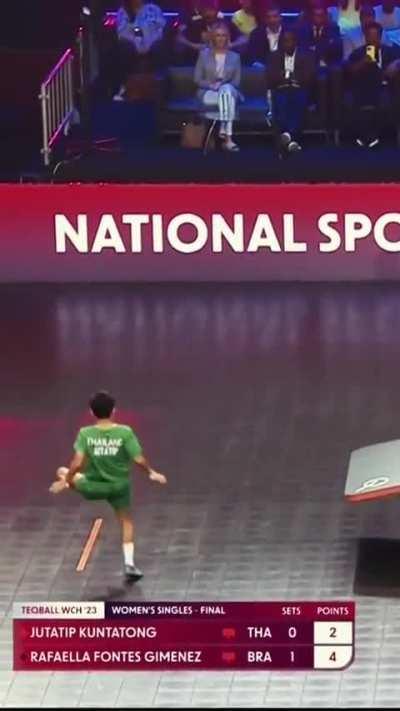 Even Ronaldinho was left amazed by this teqball rally… 🤩