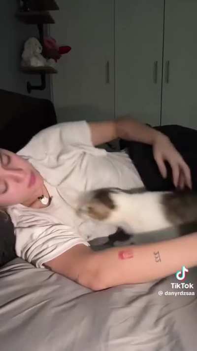 Mira este gatitu con apego ansios :(