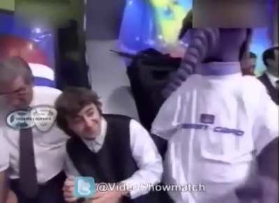 Uno de los mejores momentos de la TV argentina: cuando el Oso Arturo cagó a trompadas al Bingo Lavalle (y el Bingo Lavalle denunció a Tinelli por eso)