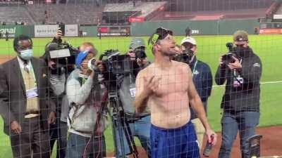 [Highlight] [highlight] shirtless max celebrating