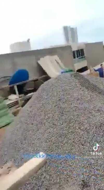 Eu ri... Eu ri de um video do tico e teco 😶