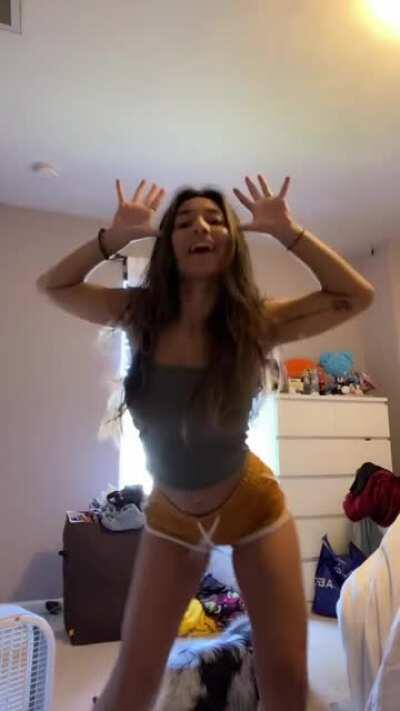 yasminesams // Age: 18 // Damn fr 😳😳