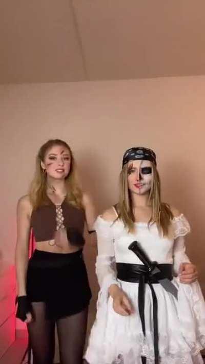 TikTok von „Dodipi“ vom 31.11. mit Julia‘s Halloween Kostüm für Marius‘ Party