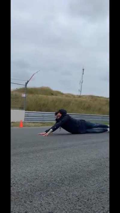 Will Buxton showing the drivers how to s🅱️in in the final corner at Zandvoort