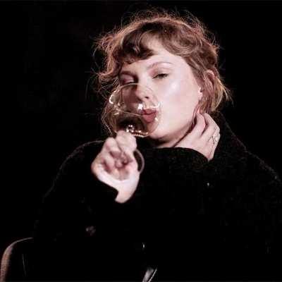 Taylor swift getting shit face