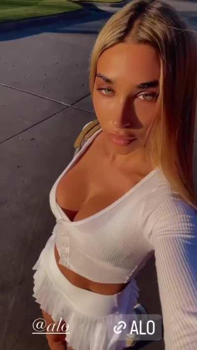 Cleavage in white Alo fit