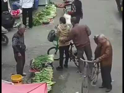 WCGR Trying to steal a woman's phone with chopsticks while being watched by a merchant.