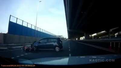 What's that car even doing there??