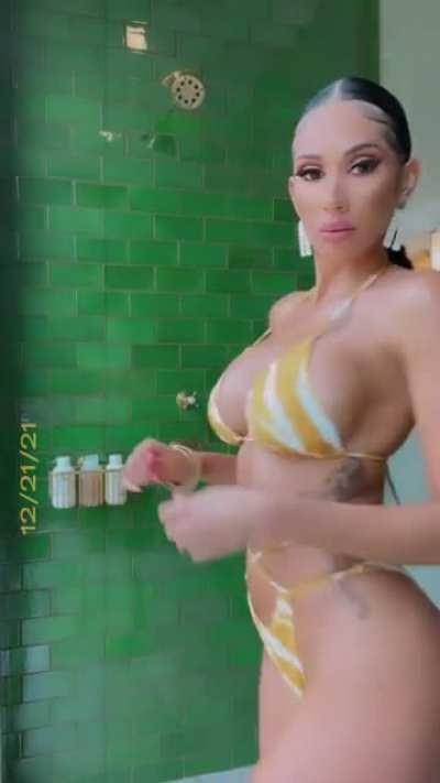 Amber Quinn (@amberquinnofficial)