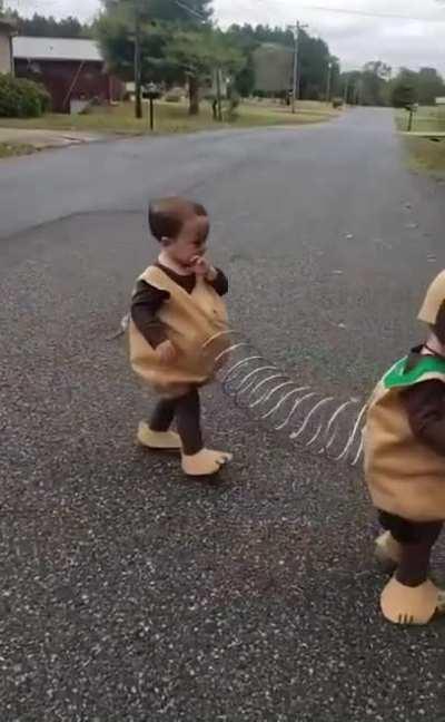 DOG iS cUt IN hALf, onLY hiS intEsTINEs Hold HIM toGEThEr