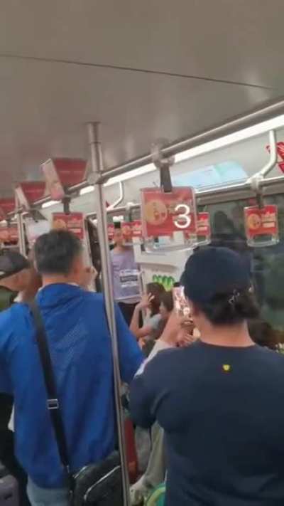 一个男性在地铁上与一个把腿架在自己行李上的女性吵架，坐在老弱病残孕专座上的年轻女方率先发起肢体冲突，用脚踢对方