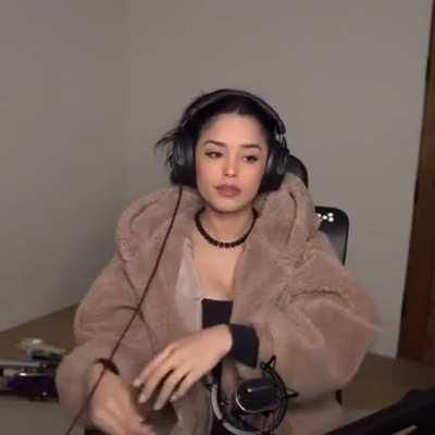 Rae’s hunnies looking real good 👀