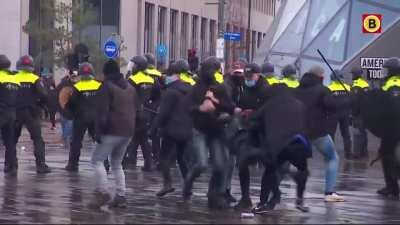 clips van de avondklok rellen met grappige tekenfilm sound effects