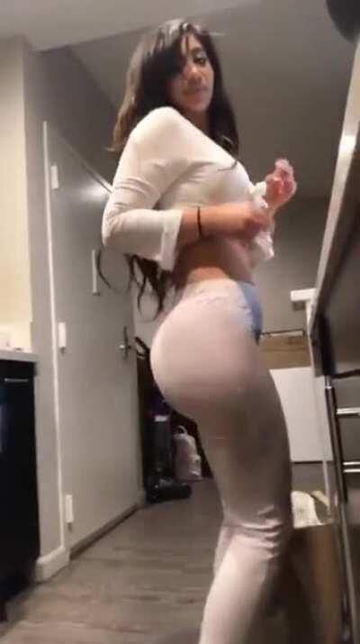 Deyana Shaking Her Hips