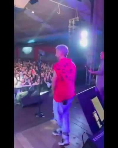 Cuartetero se dio terrible palo debido al mal estado del escenario, termin&oacute; en el hospital y el show fue suspendido