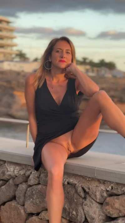 [F]lashing my pussy outdoore