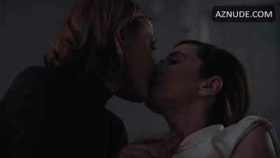 Anna Friel makes the intern eat her out