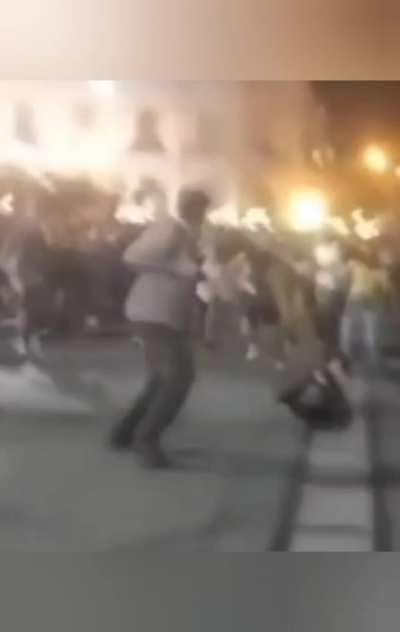 Murio como un guerrero, tremendos que tuvo pa defenderse enfrente de la horda de animales salvajes, el hombre respeta a la mujer, los animales salvajes que salen el 8 de marzo son eso animales salvajes no mujeres