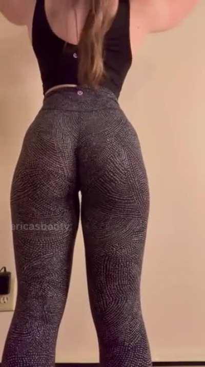 pulling up my lulus before the gym!🥵