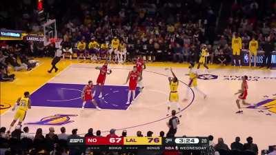 [Highlight] DLo with the transition pull-up 3..a sight Laker fans are getting used to