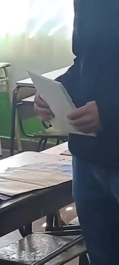 Video: un fiscal de La Libertad Avanza fue detenido en la Escuela N° 12 de la ciudad de Villa de Mayo, en Malvinas Argentinas, por robar boletas de Fuerza Patria