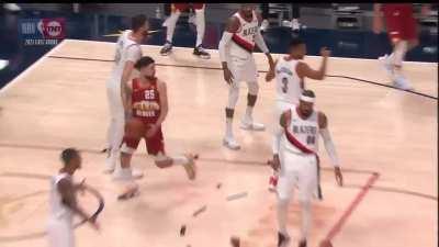 [Highlight] Carmelo Anthony given a Flagrant-1 for shoving Jokic