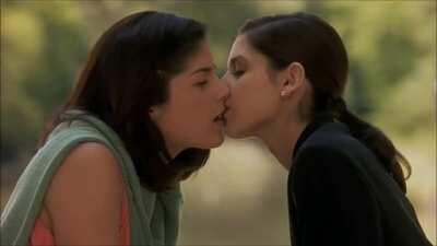 Selma Blair and Sarah Michelle Gellar making out is one of the classic movie moments of the '90s