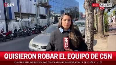 En medio de una nota, motochorros intentaron robarle el celular al móvil de C5N a plena luz del día.