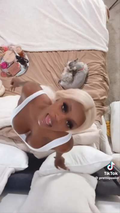 What the dog doin 🤣