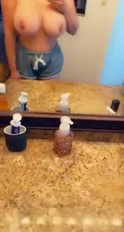 Getting ready for work and my ADD is out of control today. Gonna be late! 😬