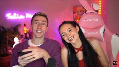 Talia failing at putting her head on Simon is so cute 😂