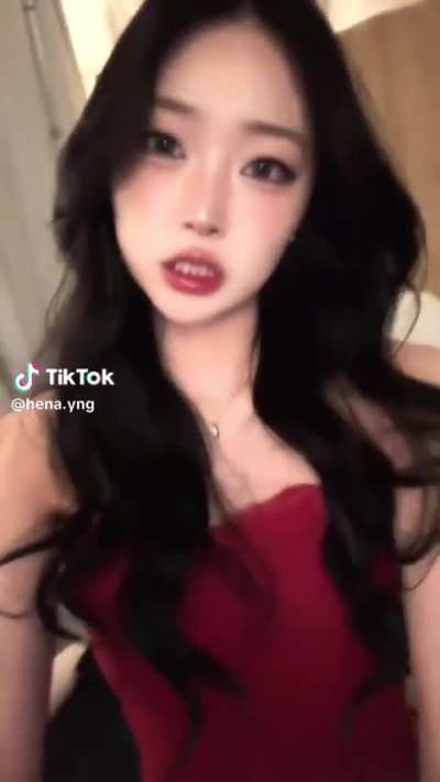 Her face and wavy hair are so sexy 😍