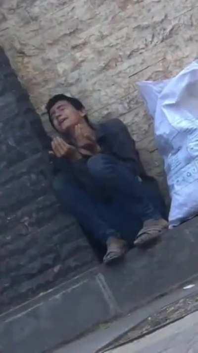 Little girl in Turkey gives homeless Afghan refugee money