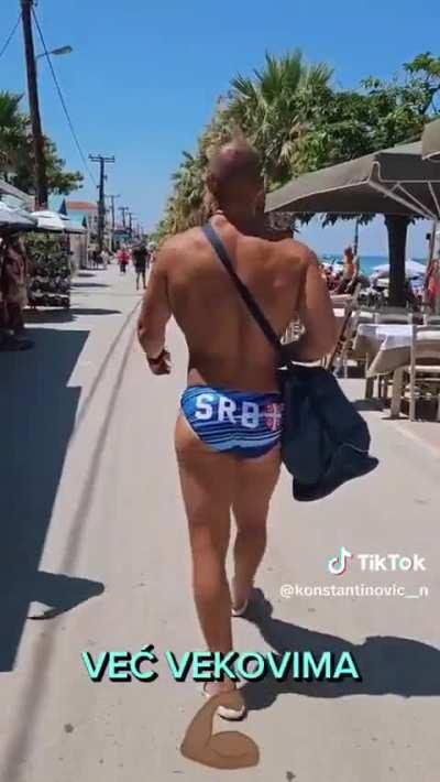 Krenuo na dvoboj mačevima.