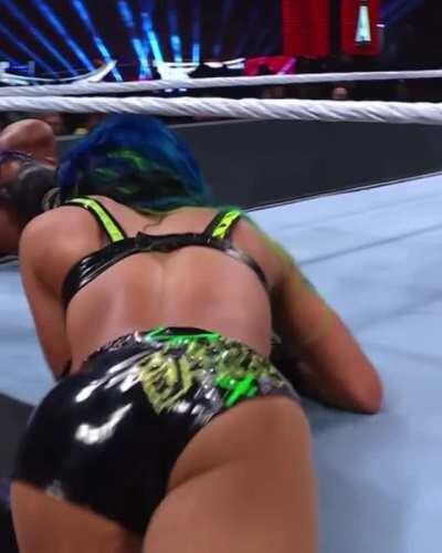 Sliding out the ring 🍑