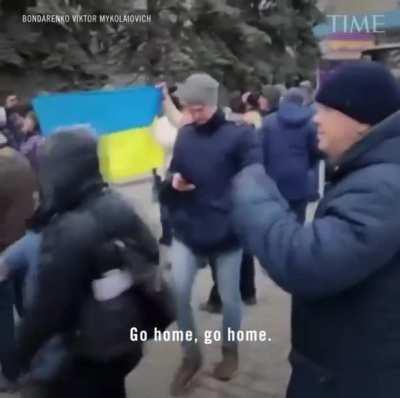 How Ukrainians welcome Russian troops into their homeland